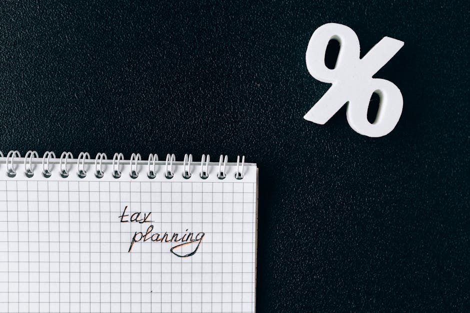 Bir yatırımcı, ESG yatırımları için vergi planlaması yaparken belgeleri inceliyor