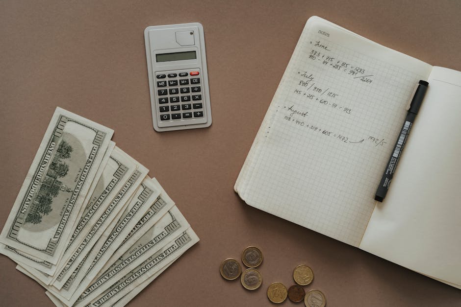 Ailenin bütçe planını inceleyen kişiler ve tablo