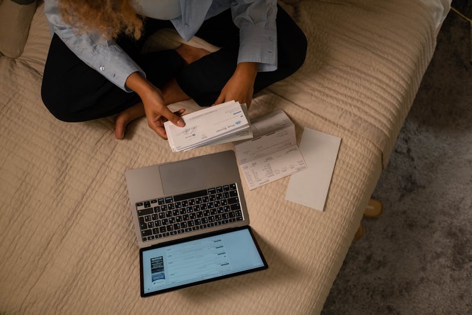 Kredi notunu inceleyen bir finansal danışman ve müşteri görüşmesi