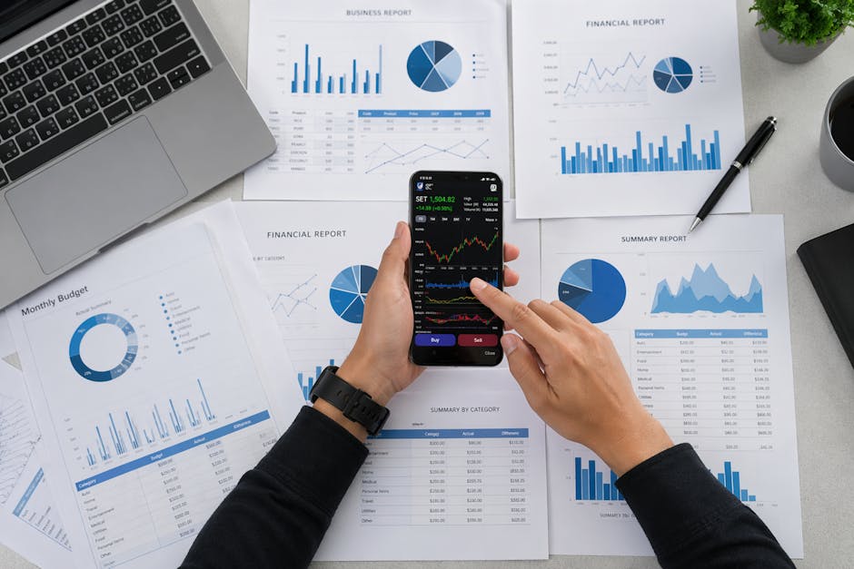 Kullanıcı, telefonunda bütçe ve abonelikleri karşılaştırıyor