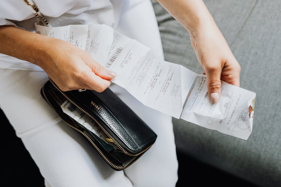 Masa üzerinde cüzdan ve makbuzlar ile günlük finansal kontrol