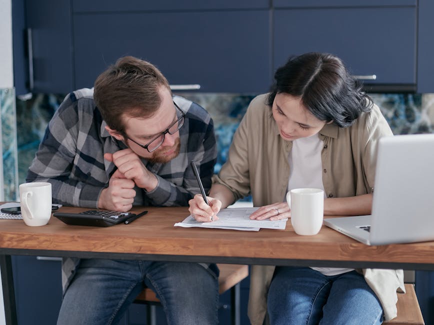 Mutlu aile mutfakta bütçe planlaması yapıyor
