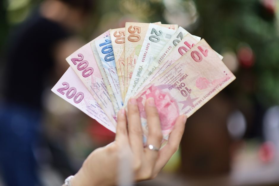 Bir banka hesabı açılışını temsil eden görselde evraklar ve kimlikler gösteriliyor