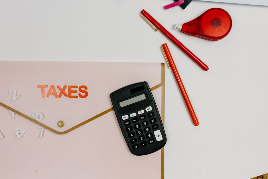 Freelance vergi planlaması yapan bir birey masa başında çalışıyor