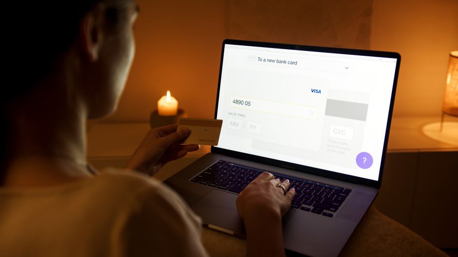 Güvenli Wi-Fi üzerinden online bankacılık yapan kişi