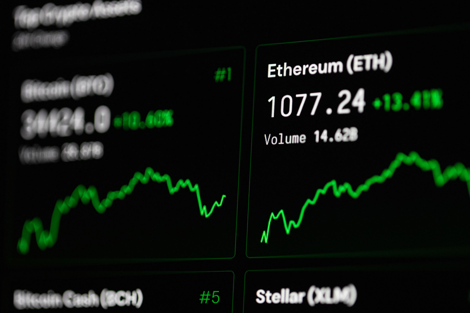 Kripto yatırım kavramlarını gösteren bir ekran ve grafikler