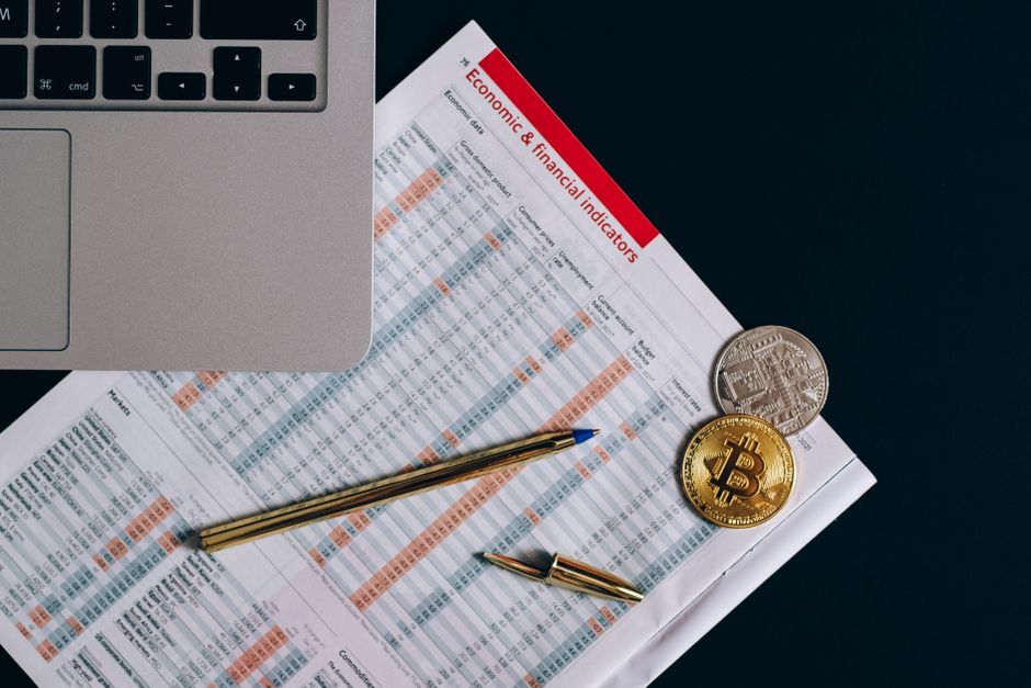 Kullanici Excel/Google Sheets üzerinde dijital varlık takibi için tabloya bakıyor