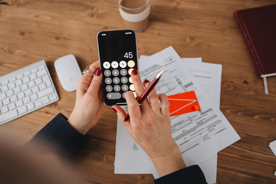 Aile bütçe yönetimini gösteren akıllı telefon ekranı
