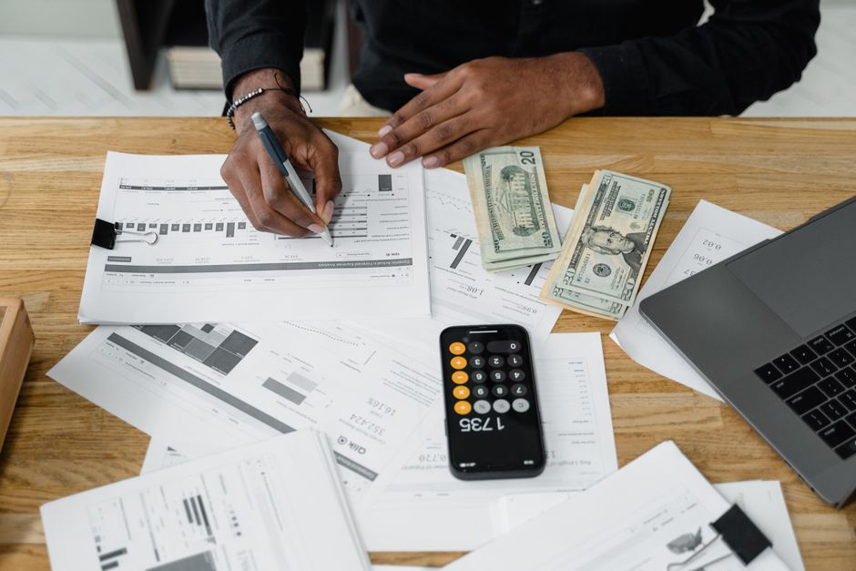 Banka hesaplarının otomatik entegrasyonunu gösteren gerçek zamanlı finans panosu görseli