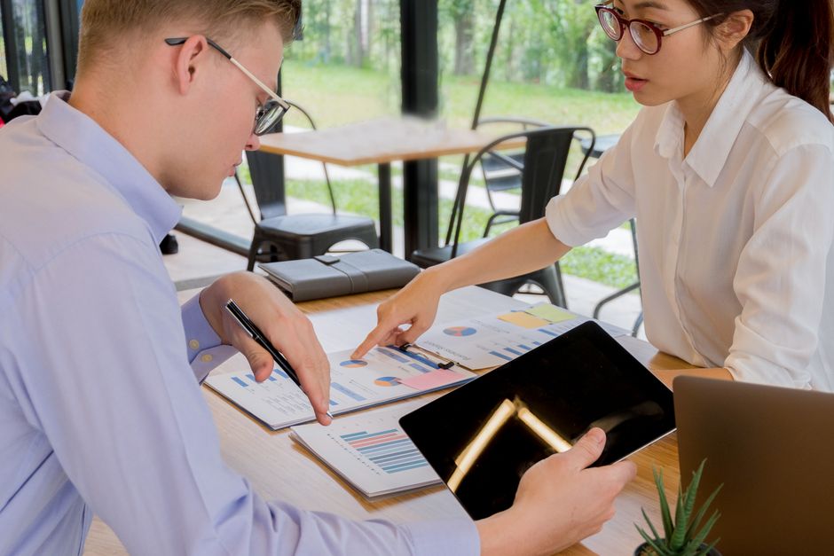 Finansal planlama toplantısı yapan uzmanlar