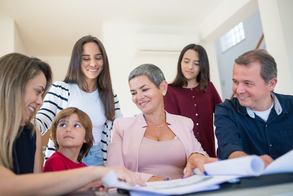 Aile üyeleri miras paylaşımı hakkında konuşuyor ve not alıyor