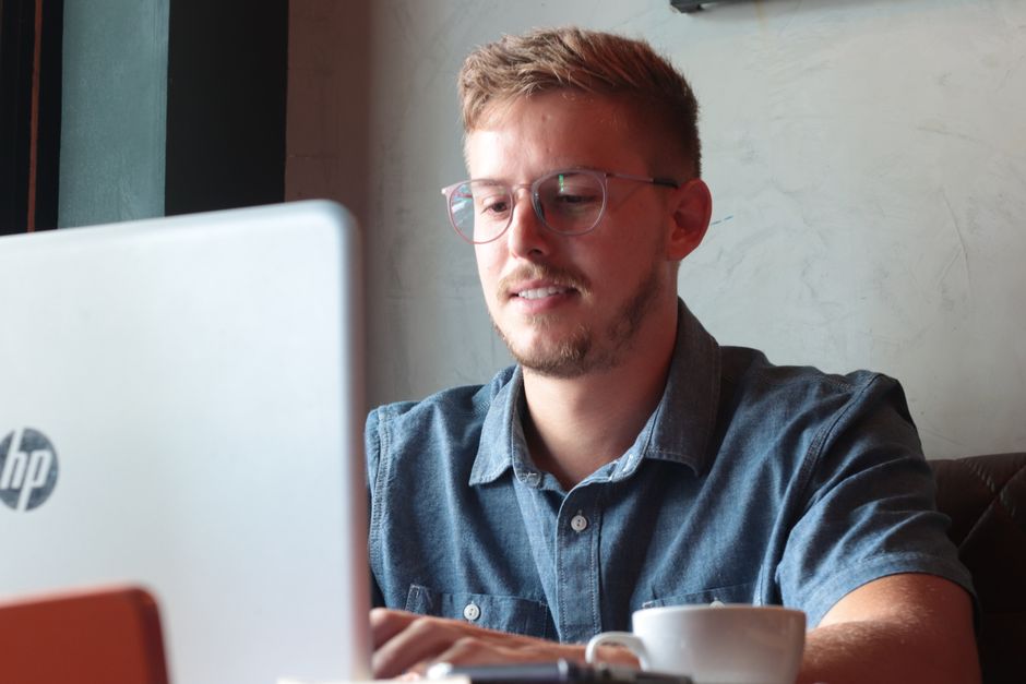 Freelancer bilgisayar başında finansal planlama yaparken kredi skoru inceleniyor.