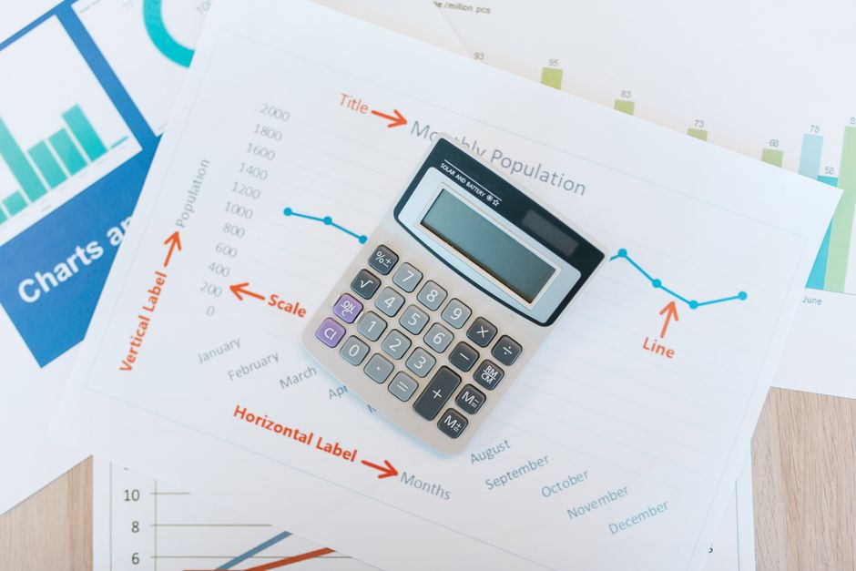 Hesap makinesi ve bütçe tablo ile finansal planlama görseli