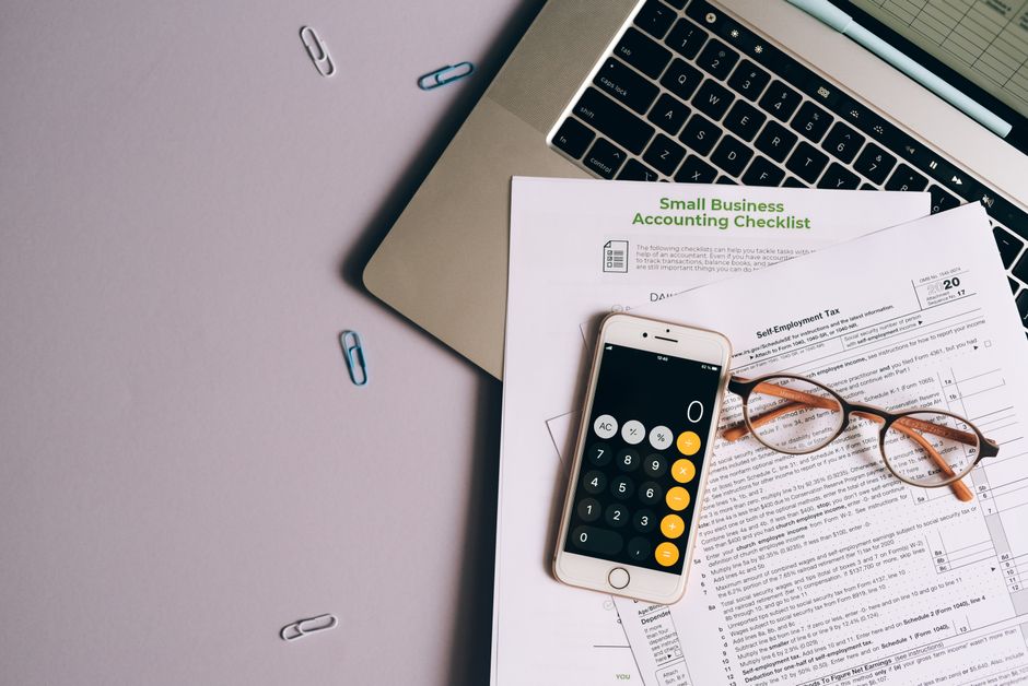İşletme finansmanı planlama masası üzerinde notlar ve hesap tabloları