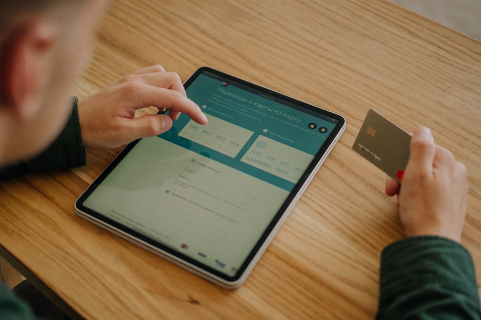 Tablet üzerinde bütçe takibi yapan kişi